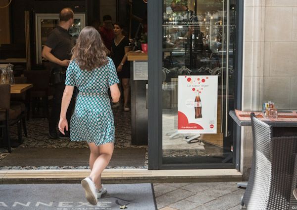 Sticker collé sur une vitrine de commerce