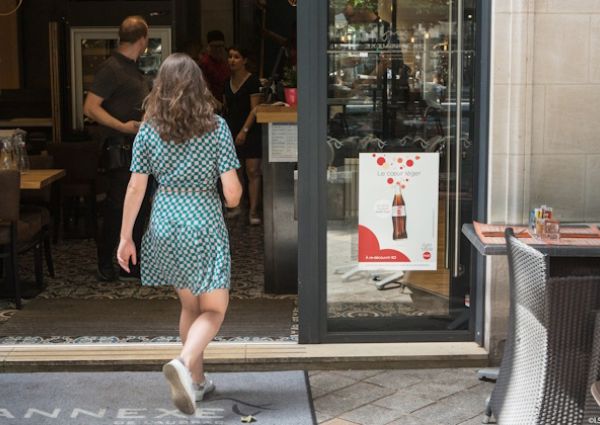 Sticker collé sur une vitrine de commerce