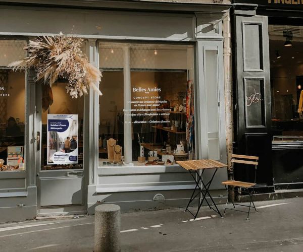Affiche publicitaire sur la vitrine d'un commerçant